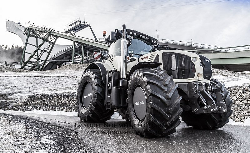 Das Show-Taxi von Claas beim Neujahrsspringen in GAP